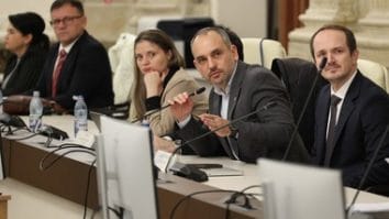Știri de azi | Dezbatere USR în Parlament: Impozitul minim pe cifra de afaceri trebuie eliminat, pentru a încuraja investiţiile în România - Știri de azi | 