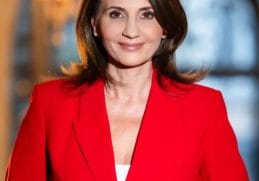 Anca Alexandrescu, candidată independentă la Primăria Capitalei, într-o fotografie oficială, vorbind despre programul său „Eradicarea sărăciei” și măsurile de sprijin pentru familii, tineri și comunități vulnerabile.