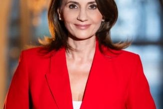 Anca Alexandrescu, candidată independentă la Primăria Capitalei, într-o fotografie oficială, vorbind despre programul său „Eradicarea sărăciei” și măsurile de sprijin pentru familii, tineri și comunități vulnerabile.