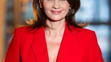 Anca Alexandrescu, candidată independentă la Primăria Capitalei, într-o fotografie oficială, vorbind despre programul său „Eradicarea sărăciei” și măsurile de sprijin pentru familii, tineri și comunități vulnerabile.