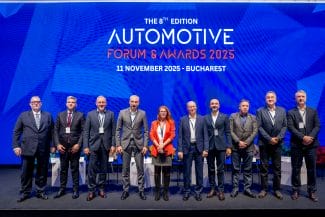 Adrian-Victor Vevera pe scena Automotive Forum & Awards 2025, alături de reprezentanți din industrie și experți în tehnologie auto.