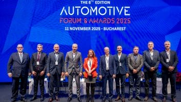 Adrian-Victor Vevera pe scena Automotive Forum & Awards 2025, alături de reprezentanți din industrie și experți în tehnologie auto.