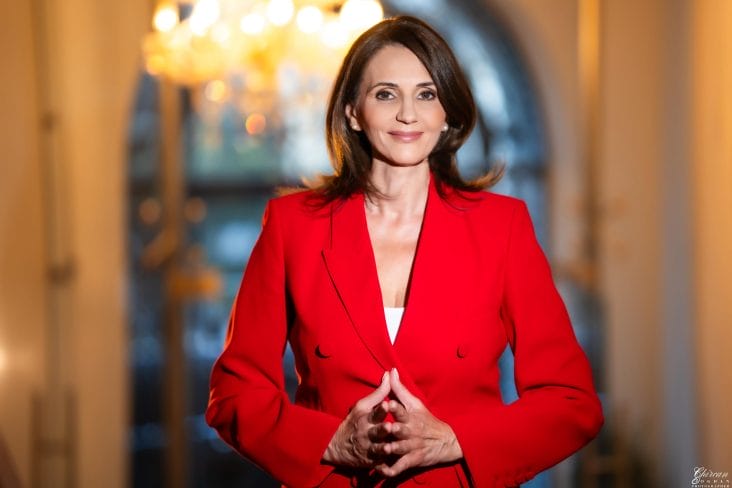 Anca alexandrescu - Știri de azi Știri de azi | Anca Alexandrescu, apel către bucureșteni pentru strângerea de semnături în Piața Universității |