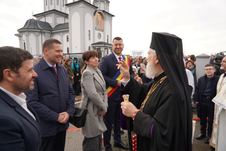 Sfintire biserica Moreni_01 - Știri de azi Știri de azi | Corneliu Ștefan susține viața spirituală a județului Dâmbovița prin participarea la sfințirea bisericii din Moreni - Știri de azi |