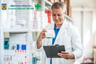 farmacist UNIFARM verificând medicamente într-un depozit al Companiei Naționale UNIFARM, simbol al calității și integrității în sistemul sanitar românesc