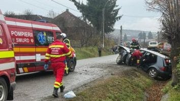 Știri de azi | Bistriţa-Năsăud: Trei persoane au fost rănite, după ce o maşină s-a izbit de un cap de pod. Una dintre victime, aruncată din maşină la peste cinci metri distanţă - Știri de azi | 