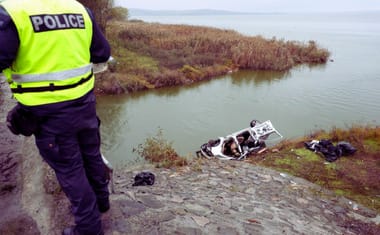 Știri de azi | Şoferul român care a comis accidentul din Bulgaria soldat cu moartea a şase imigranţi a fost reţinut pentru omor calificat, iar procurorii cer arestarea lui preventivă - Știri de azi | 