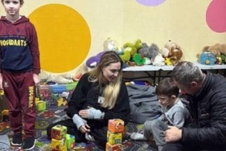 Știri de azi | Angelina Jolie vizitează o maternitate şi un spital pediatric la Herson, în sudul Ucrainei - Știri de azi | 