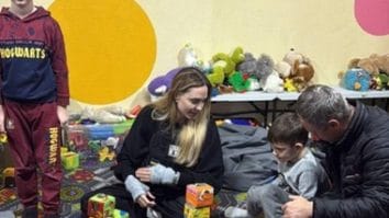 Știri de azi | Angelina Jolie vizitează o maternitate şi un spital pediatric la Herson, în sudul Ucrainei - Știri de azi | 