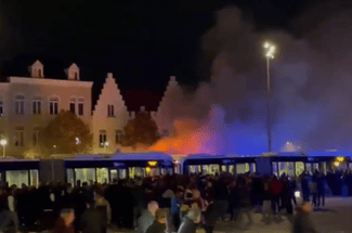 Știri de azi | Liga Campionilor: Suporterii echipei FC Barcelona au aprins fumigene şi au incendiat un autobuz la Bruges / Un bărbat a fost arestat - Știri de azi | 