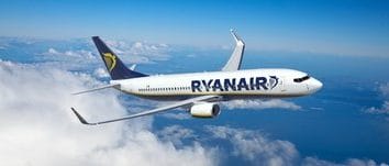 Știri de azi | Trafic perturbat pe Aeroportul Cluj – Un avion Ryanair a avut probleme după aterizare şi a rămas pe pistă / Unul dintre piloţi ar fi fost luat inconştient de la faţa locului - Știri de azi | 
