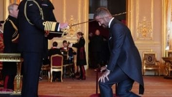 Știri de azi | David Beckham a fost înnobilat pentru serviciile aduse sportului şi cauzelor caritabile. Starul britanic a primit titlul de cavaler – VIDEO - Știri de azi | 