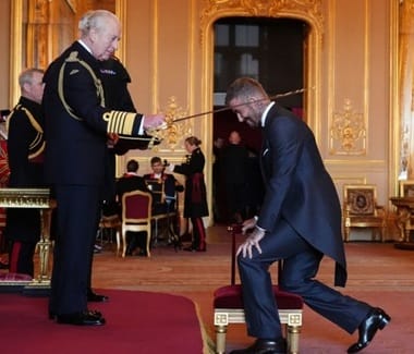 Știri de azi | David Beckham a fost înnobilat pentru serviciile aduse sportului şi cauzelor caritabile. Starul britanic a primit titlul de cavaler – VIDEO - Știri de azi | 