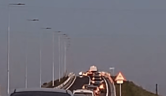 Știri de azi | Protest faţă de nedeschiderea Centurii Focşani Nord – Subprefectul Liviu Macovei reclamă că ”cineva refuză să emită un aviz pentru deschiderea drumului din motive de siguranţa circulaţiei” / El anunţă că 300 de şoferi au protestat / Reacţia Poliţiei - Știri de azi | 