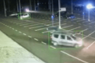 Știri de azi | Bacău: Doi tineri de 18 ani cercetaţi penal şi un altul amendat cu 500 de lei, după ce s-au plimbat cu maşina în parcarea unui centru comercial în timp ce unul dintre ei era pe cupola vehiculului – VIDEO - Știri de azi | 