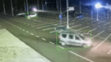 Știri de azi | Bacău: Doi tineri de 18 ani cercetaţi penal şi un altul amendat cu 500 de lei, după ce s-au plimbat cu maşina în parcarea unui centru comercial în timp ce unul dintre ei era pe cupola vehiculului – VIDEO - Știri de azi | 