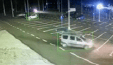 Știri de azi | Bacău: Doi tineri de 18 ani cercetaţi penal şi un altul amendat cu 500 de lei, după ce s-au plimbat cu maşina în parcarea unui centru comercial în timp ce unul dintre ei era pe cupola vehiculului – VIDEO - Știri de azi | 