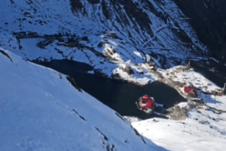 Știri de azi | Avertisment al salvamontiştilor pentru Munţii Făgăraş: Nu recomandăm drumeţiile în această perioadă, în zona înaltă, turiştilor fără experienţă / Posibile avalanşe din cauza topirii zăpezii – VIDEO - Știri de azi | 