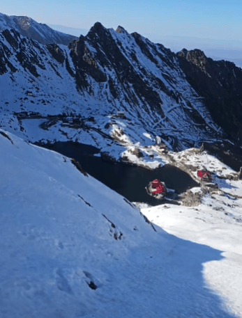 Știri de azi | Avertisment al salvamontiştilor pentru Munţii Făgăraş: Nu recomandăm drumeţiile în această perioadă, în zona înaltă, turiştilor fără experienţă / Posibile avalanşe din cauza topirii zăpezii – VIDEO - Știri de azi | 