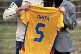 Știri de azi | Cleopatra l-a întâlnit pe Ghiţă la portiţă: Artista Cleopatra Stratan s-a întâlnit cu portarul echipei naţionale Virgil Ghiţă – VIDEO - Știri de azi | 