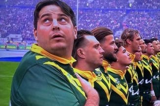 Știri de azi | Rugby: Un intrus pe teren, farsor cunoscut, a fost reţinut după ce a apărut alături de echipa Australiei la alinierea pentru intonarea imnurilor la meciul cu Anglia - Știri de azi | 