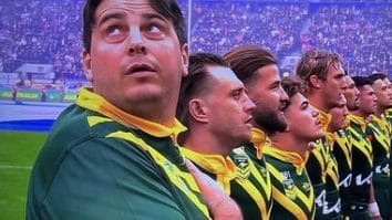 Știri de azi | Rugby: Un intrus pe teren, farsor cunoscut, a fost reţinut după ce a apărut alături de echipa Australiei la alinierea pentru intonarea imnurilor la meciul cu Anglia - Știri de azi | 