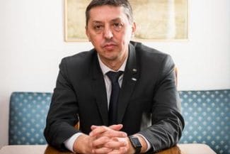 Știri de azi | Daniel David anunţă că vrea să obţină permisiunea de a utiliza fonduri europene pentru ”a completa” bursele studenţilor/ Plata primei de carieră didactică din fonduri europene s-ar putea face începând din luna ianuarie a anului viitor - Știri de azi | 