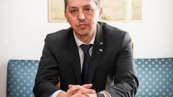 Știri de azi | Daniel David anunţă că vrea să obţină permisiunea de a utiliza fonduri europene pentru ”a completa” bursele studenţilor/ Plata primei de carieră didactică din fonduri europene s-ar putea face începând din luna ianuarie a anului viitor - Știri de azi | 