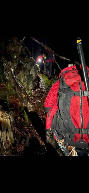 Știri de azi | Maramureş: Intervenţie a Salvamont pentru recuperarea a doi tineri ucraineni blocaţi pe munte. Unul dintre ei este rănit şi nu se mai poate deplasa - Știri de azi | 