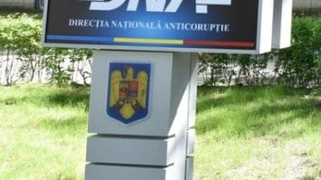 Știri de azi | Poliţist din Neamţ, trimis în judecată de DNA după ce a cerut de la concubinul unei femei prinse când conducea fără permis 15.000 de euro pentru a-i influenţa pe anchetatori/ Ulterior, el i-a cerut şi bărbatului aceeaşi sumă, pentru o soluţie favorabilă - Știri de azi | 