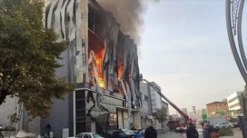 Știri de azi | Şase persoane au murit într-un incendiu la un depozit de parfumuri din nord-vestul Turciei - Știri de azi | 