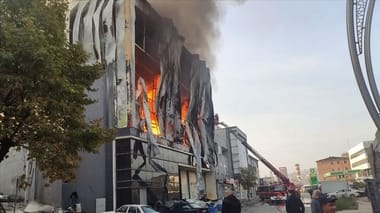 Știri de azi | Şase persoane au murit într-un incendiu la un depozit de parfumuri din nord-vestul Turciei - Știri de azi | 