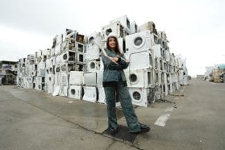 Știri de azi | O asociaţie de mediu afirmă că recordurile de vânzări de Black Friday produc o creştere de până la 15% a deşeurilor electronice, mare parte aruncate la gunoi: „Nu e doar despre ce adăugăm în coşul de cumpărături, ci şi despre ce reciclăm responsabil” - Știri de azi | 