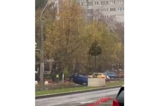 foto08jpg - Știri de azi Știri de azi | Accident în Capitală – Un autovehicul condus de o femeie de 66 de ani a lovit un stâlp de iluminat public, iar după aceea s-a răsturnat pe plafon – FOTO, VIDEO - Știri de azi |