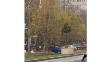 Știri de azi | Accident în Capitală – Un autovehicul condus de o femeie de 66 de ani a lovit un stâlp de iluminat public, iar după aceea s-a răsturnat pe plafon – FOTO, VIDEO - Știri de azi | 