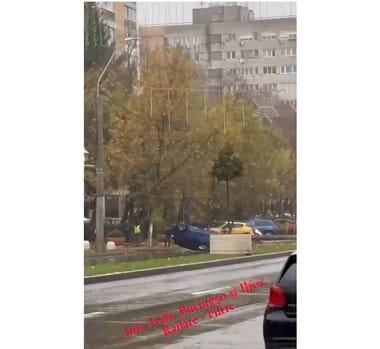 Știri de azi | Accident în Capitală – Un autovehicul condus de o femeie de 66 de ani a lovit un stâlp de iluminat public, iar după aceea s-a răsturnat pe plafon – FOTO, VIDEO - Știri de azi | 