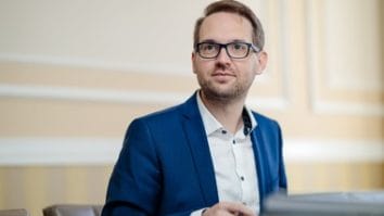 Știri de azi | Dominic Fritz: Dacă PSD crede că deficitul şi problemele pe care le avem cu bugetul o să dispară doar pentru că nu mai este Bolojan, se înşală/ Această retorică anti-Bolojan doar arată că unii nu au înţeles gravitatea situaţiei - Știri de azi | 