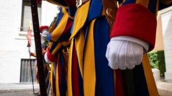 Știri de azi | Anchetă la Vatican după ce scriitoarea israeliană Michal Govrin acuză un membru al Gărzii Elveţiene de antisemitism - Știri de azi | 