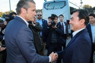 hegseth-dmz-ahn-gyu-back-tw1jpg - Știri de azi Știri de azi | Coreea de Nord a lansat mai multe rachete cu o oră înainte de vizita şefului Pentagonului în zona de demarcaţie intercoreeană - Știri de azi |