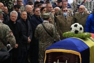 ienei-fb-steaua-bucurestijpg - Știri de azi Știri de azi | Fotbalul românesc şi-a luat rămas bun sâmbătă de la Ienei. O bucată din gazonul de pe Ghencea, aşezată în mormânt - Știri de azi |