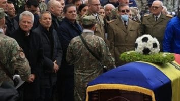 Știri de azi | Fotbalul românesc şi-a luat rămas bun sâmbătă de la Ienei. O bucată din gazonul de pe Ghencea, aşezată în mormânt - Știri de azi | 