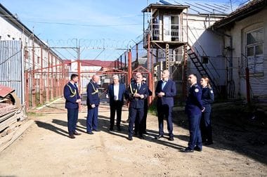 Știri de azi | Ministrul Justiţiei continuă evaluarea respectării condiţiilor de detenţie din toate unităţile penitenciare din România – Vizită la Penitenciarul Botoşani, unde a discutat cu persoanele private de libertate pentru identificarea necesităţilor imediate - Știri de azi | 