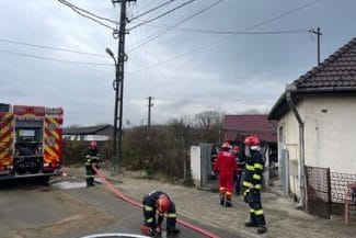 incendiu-cadavru-sibiujpg - Știri de azi Știri de azi | Sibiu: Anchetă a Poliţiei după ce, în urma unui incendiu la o casă din Veştem, a fost găsit cadavrul unui bărbat, într-o anexă neafectată de foc/ Pompierii afirmă că incendiul ar fi fost pus intenţionat - Știri de azi |