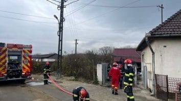 Știri de azi | Sibiu: Anchetă a Poliţiei după ce, în urma unui incendiu la o casă din Veştem, a fost găsit cadavrul unui bărbat, într-o anexă neafectată de foc/ Pompierii afirmă că incendiul ar fi fost pus intenţionat - Știri de azi | 