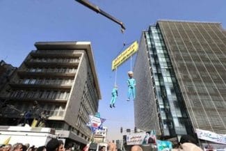 iran-adunari-ambasada-sua-afpjpg - Știri de azi Știri de azi | Iranul comemorează preluarea Ambasadei SUA, cu replici de rachete, manechine reperezentându-i pe Trump şi Netanyahu spânzurate în public, sicrie false ale unor militari israelieni şi false centrifuge - Știri de azi |