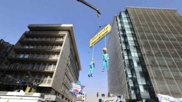 Știri de azi | Iranul comemorează luarea cu asalt a Ambasadei SUA, cu replici de rachete, manechine reperezentându-i pe Trump şi Netanyahu spânzurate în public, sicrie false ale unor militari israelieni şi false centrifuge - Știri de azi | 