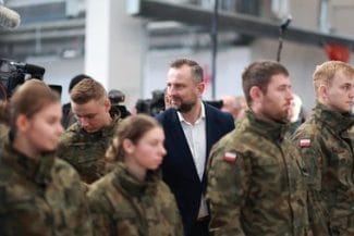 kamysz-soldatijpg - Știri de azi Știri de azi | Polonia lansează un nou program de instrucţie militară, cu obiectivul de a pregăti 400.000 de persoane în 2026 - Știri de azi |