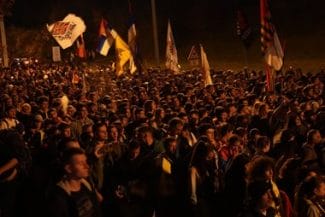 Știri de azi | Serbia – Un protest de mare amploare, cu zeci de mii de oameni veniţi din întreaga ţară, are loc sâmbătă în Novi Sad, la un an de la tragedia din gara acestui oraş. Preşedintele Vucic spune în ajun că „a făcut declaraţii pe care le regretă” – VIDEO - Știri de azi | 