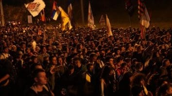 Știri de azi | Serbia – Un protest de mare amploare, cu zeci de mii de oameni veniţi din întreaga ţară, are loc sâmbătă în Novi Sad, la un an de la tragedia din gara acestui oraş. Preşedintele Vucic spune în ajun că „a făcut declaraţii pe care le regretă” – VIDEO - Știri de azi | 