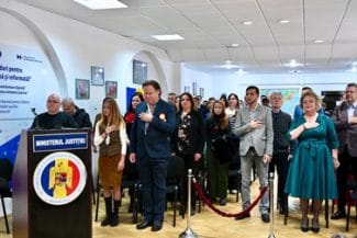 ottley-juramant-cetateniejpg - Știri de azi Știri de azi | Jurnalistul britanic Charlie Ottley a depus jurământul pentru a deveni şi cetăţean român/ La ceremonie a asistat şi minstrul Justiţiei - Știri de azi |